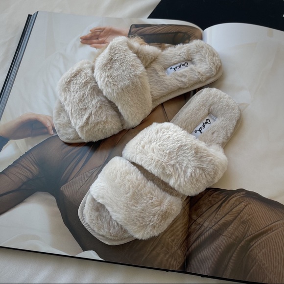 LAST • SLIPPERS cozy furry slippers — In Cream - Picture 3 of 3